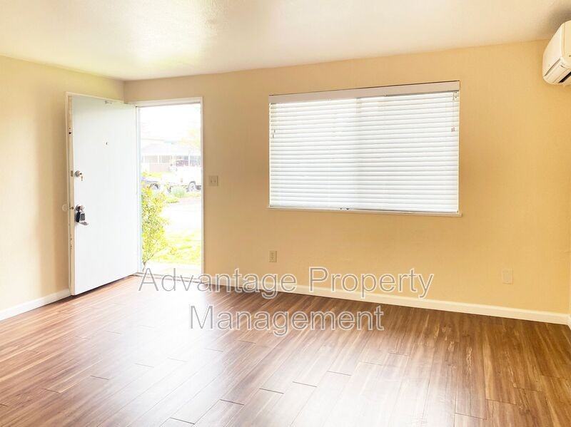 588 Nw Oak Ave - Photo 2 of 23