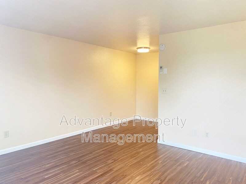 588 Nw Oak Ave - Photo 3 of 23