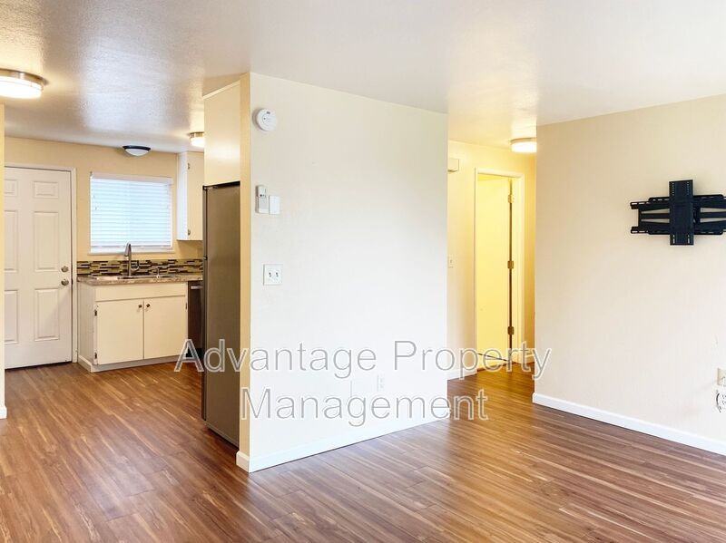 588 Nw Oak Ave - Photo 4 of 23