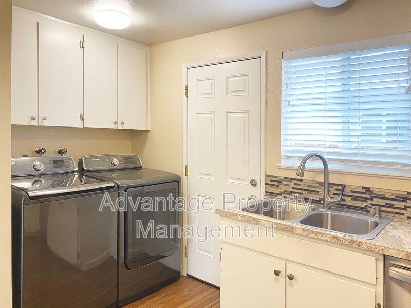 588 Nw Oak Ave - Photo 5 of 23