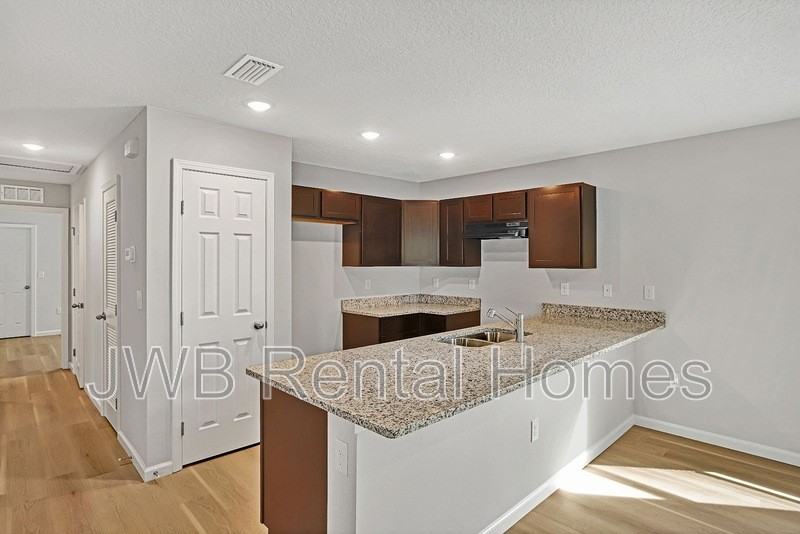 1327 W 7th St - Photo 2 of 14