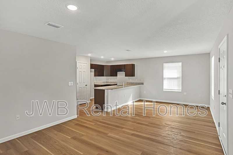 1327 W 7th St - Photo 4 of 14