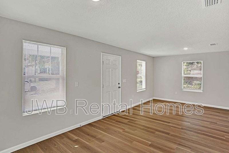 1327 W 7th St - Photo 5 of 14