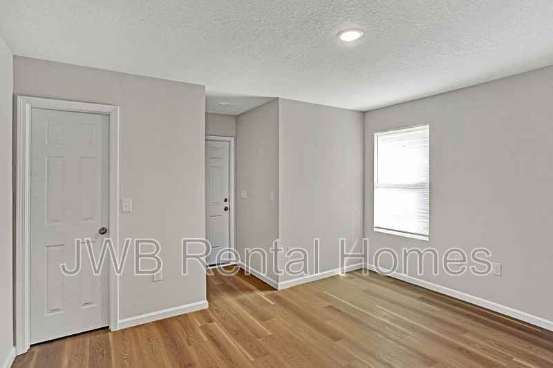 1327 W 7th St - Photo 6 of 14