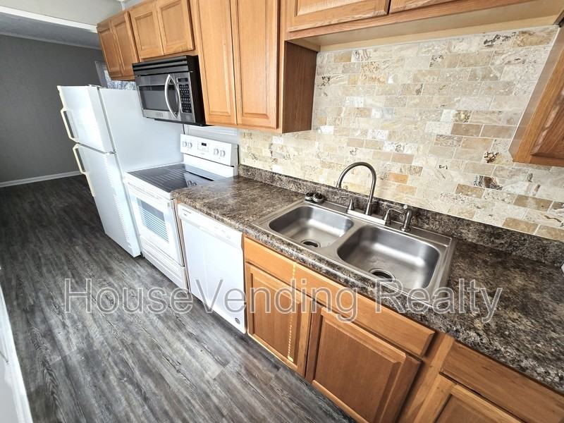 720 Houston Ave - Photo 5 of 13