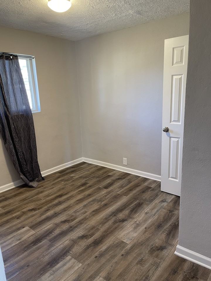 865 Fox St - Photo 3 of 7