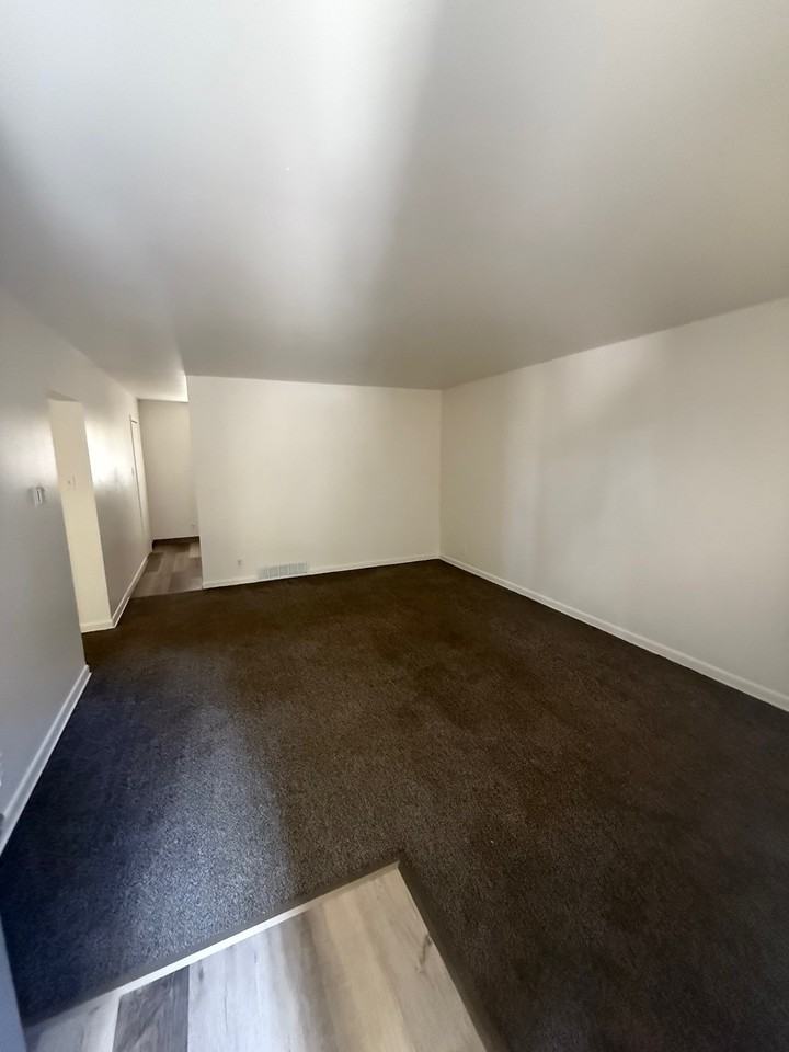 Dayton Manor - Photo 2 of 26