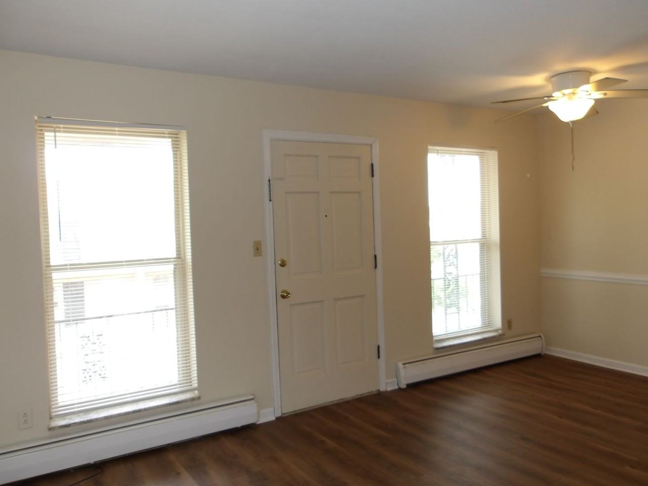 Holly Apts - Photo 4 of 14