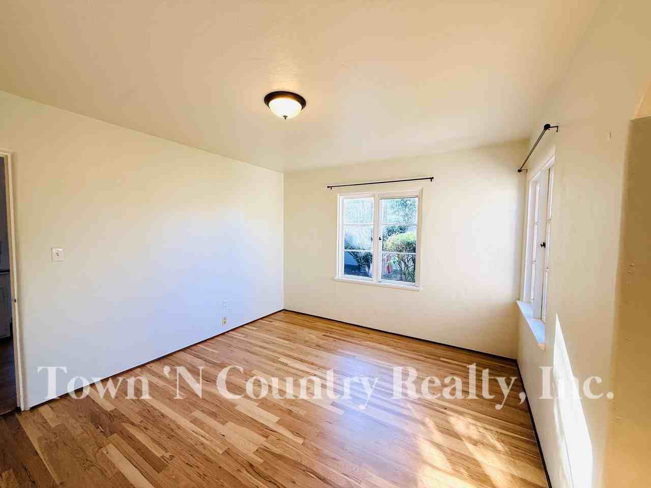 317 Lorimer St - Photo 5 of 20