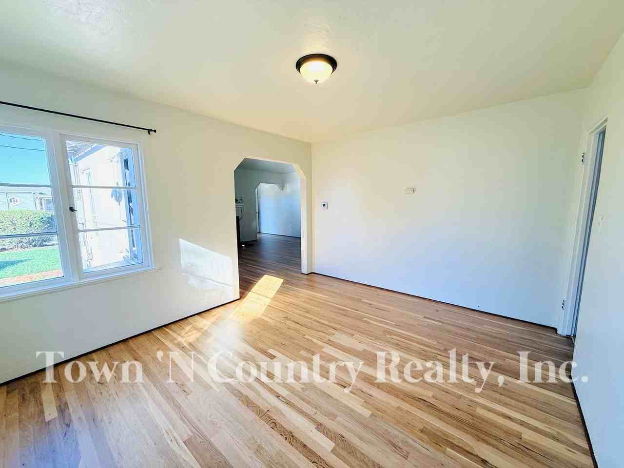 317 Lorimer St - Photo 6 of 20