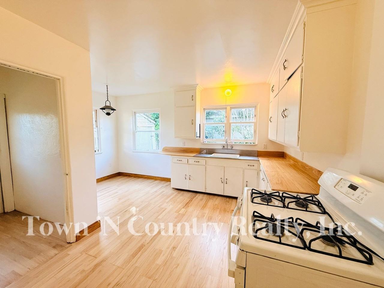 317 Lorimer St - Photo 7 of 20