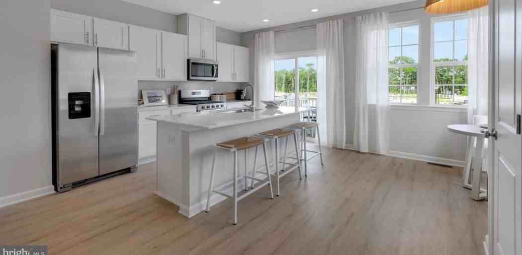 10 Baybreeze Dr - Photo 2 of 13