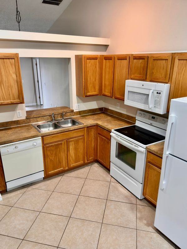 639 Cheshire Way - Photo 2 of 7