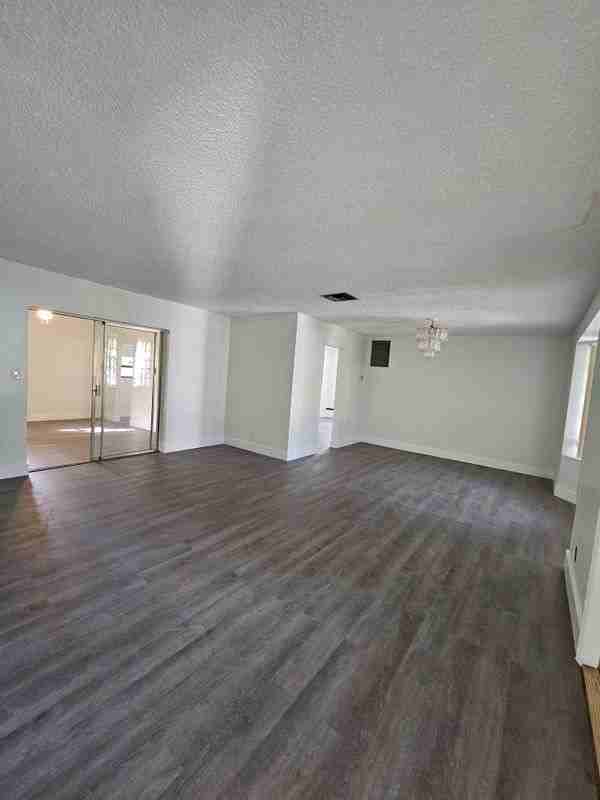 3951 Nw 36th Ave - Photo 4 of 13