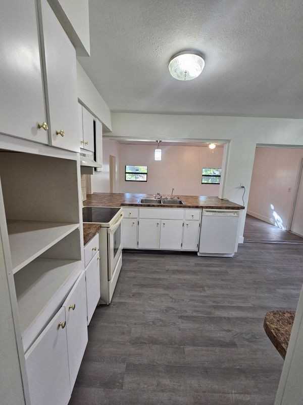 3951 Nw 36th Ave - Photo 5 of 13