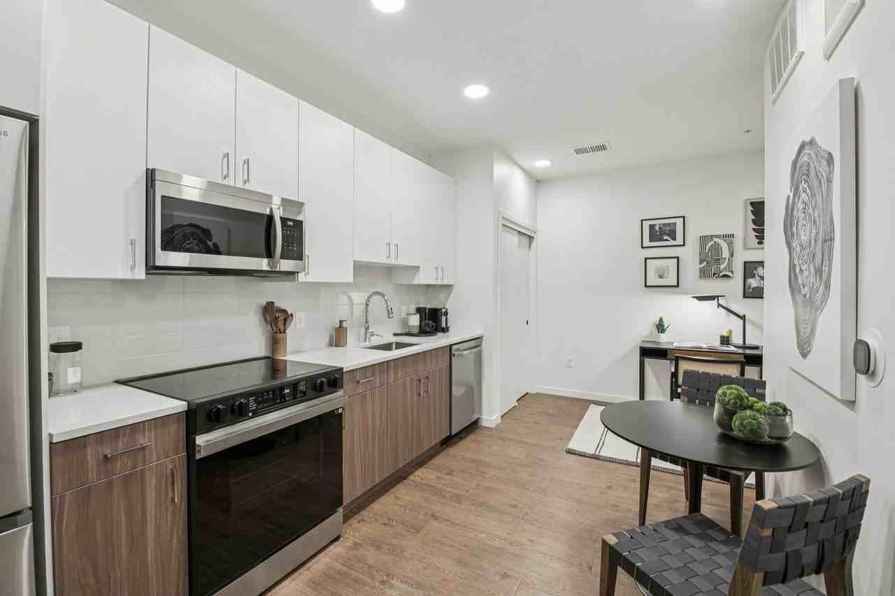 akin Tennyson - Photo 6 of 39