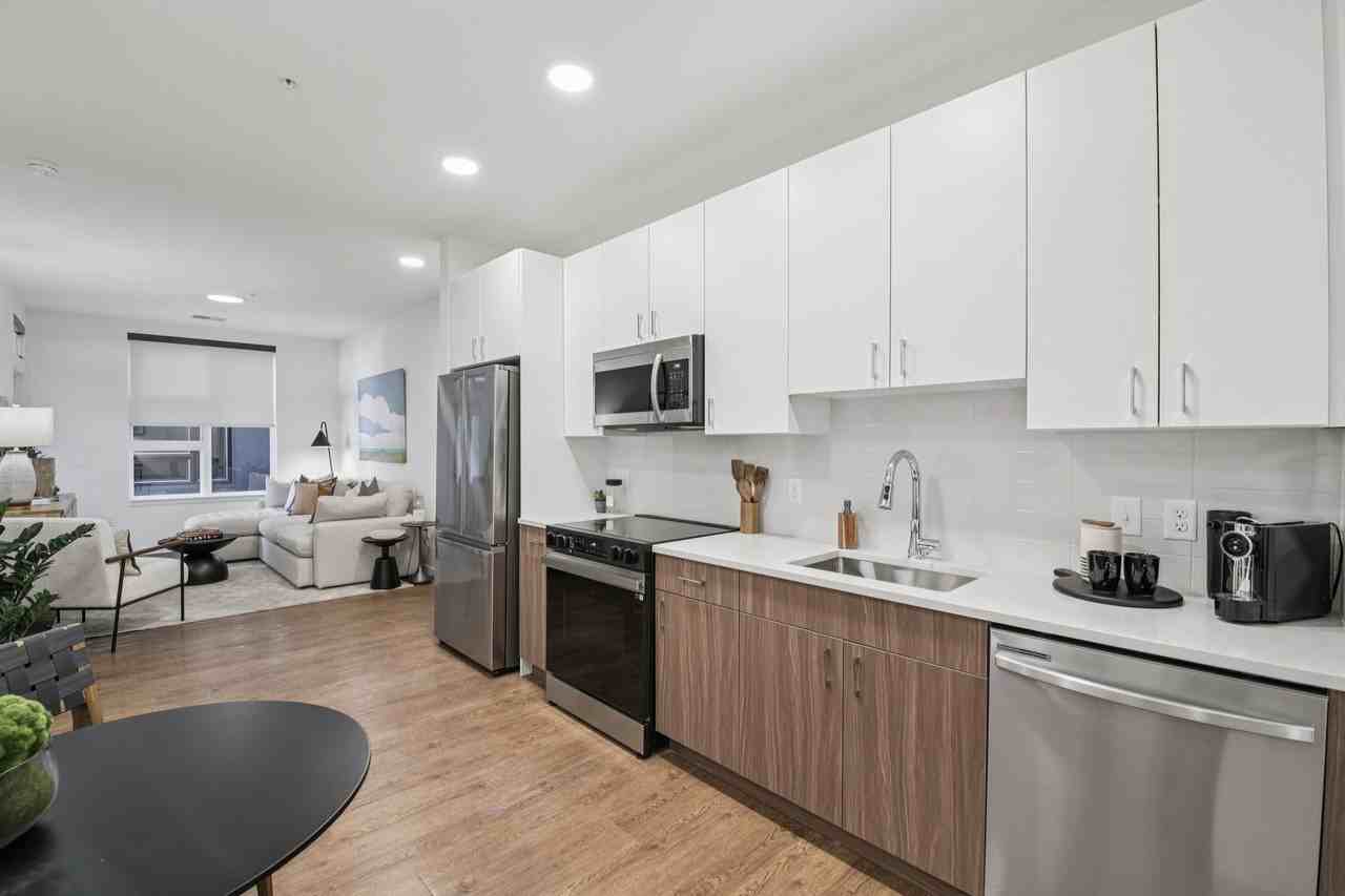 akin Tennyson - Photo 7 of 39