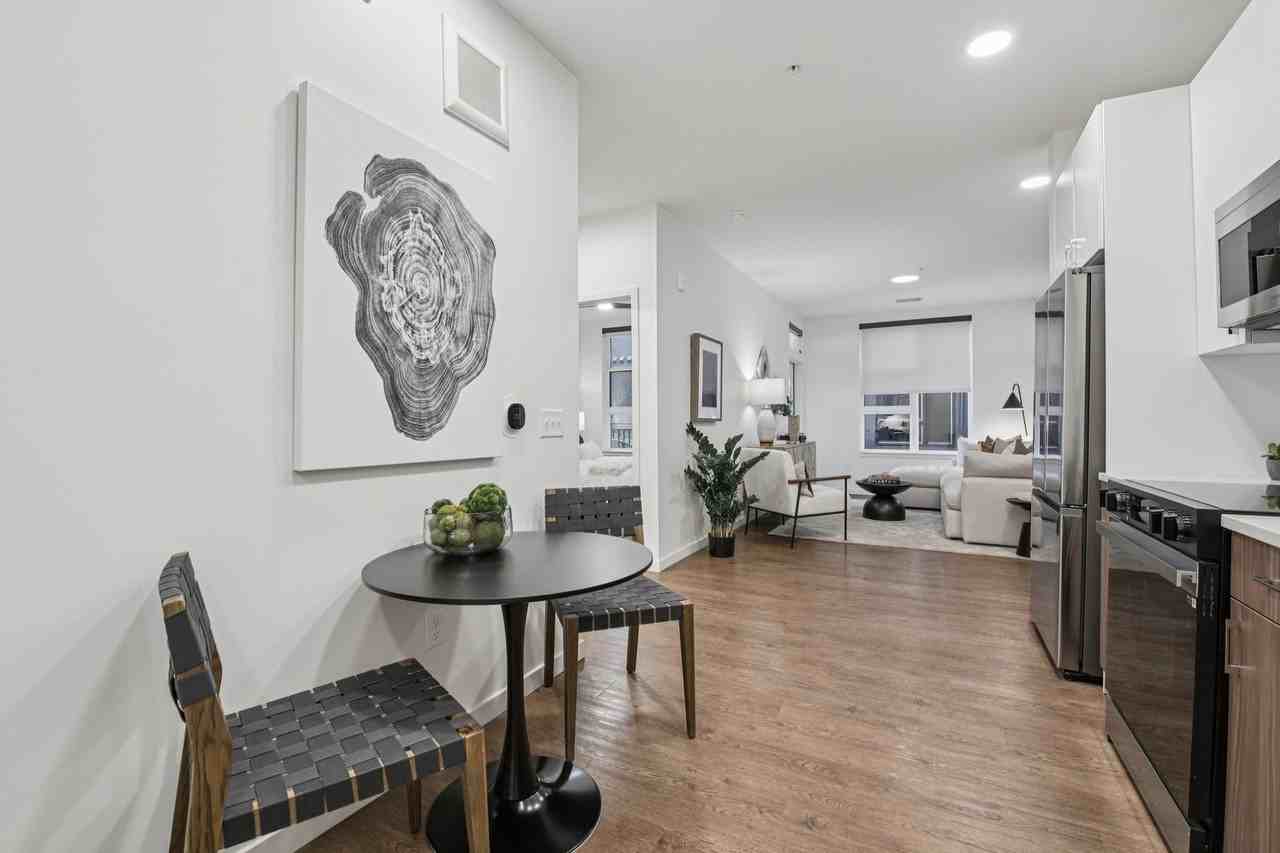 akin Tennyson - Photo 3 of 39