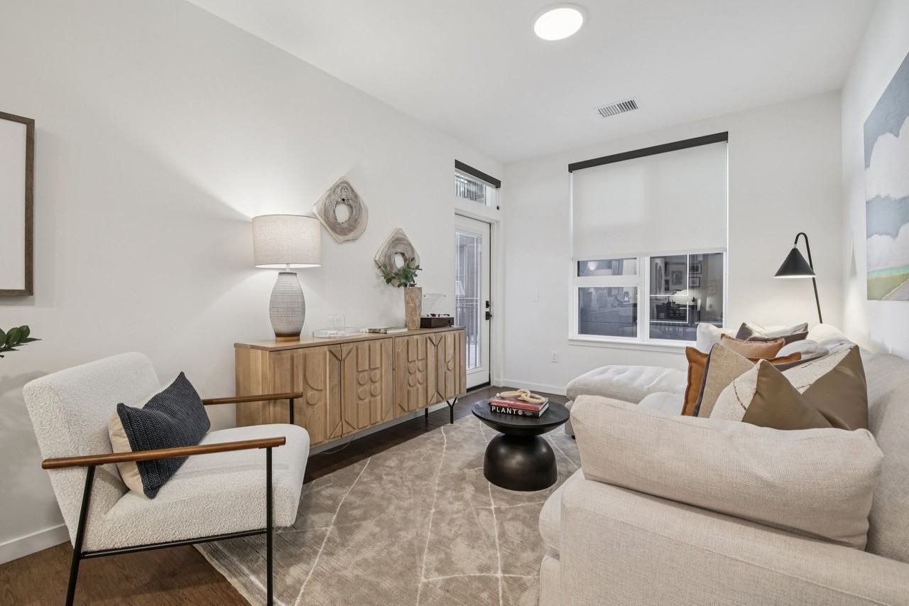 akin Tennyson - Photo 6 of 39