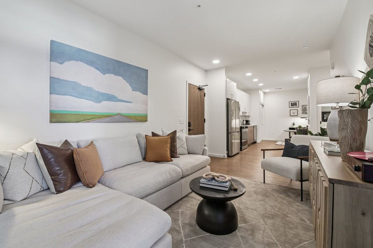 akin Tennyson - Photo 7 of 39