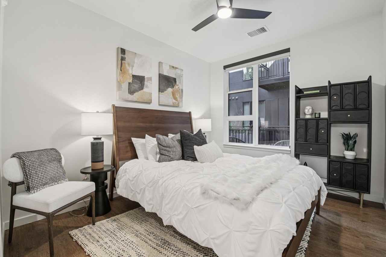 akin Tennyson - Photo 2 of 39