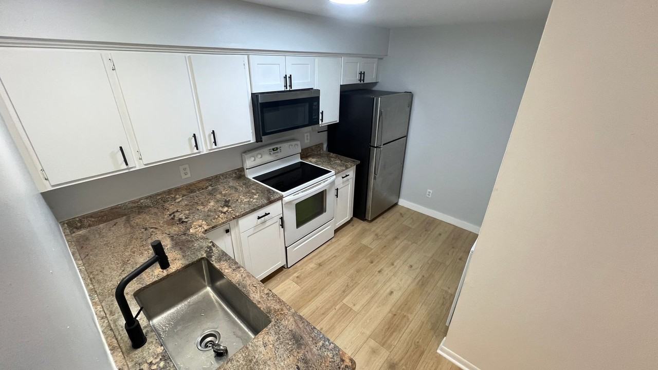 1984 Agora Cir Se #102 - Photo 6 of 23