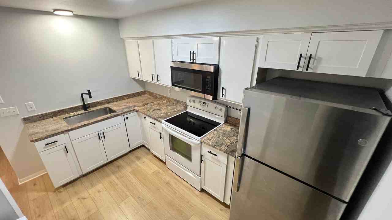 1984 Agora Cir Se #102 - Photo 7 of 23