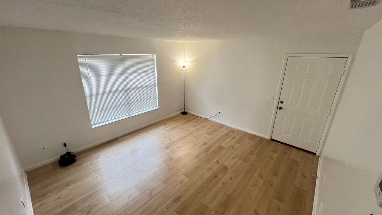 1984 Agora Cir Se #102 - Photo 4 of 23