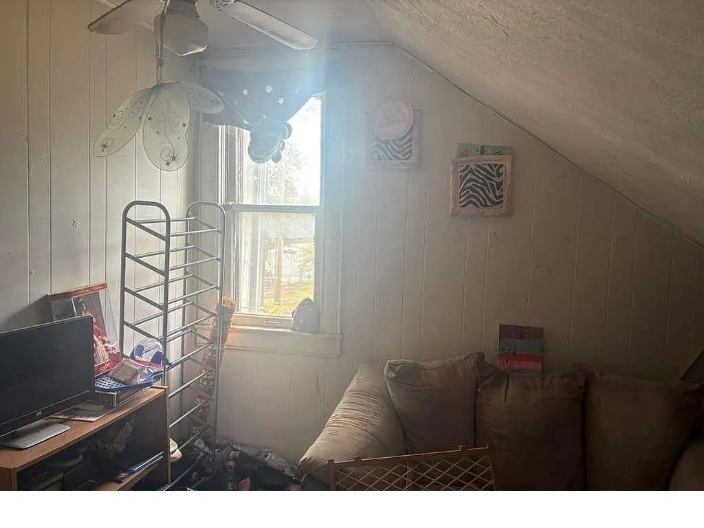 104 S Jefferson St - Photo 2 of 10