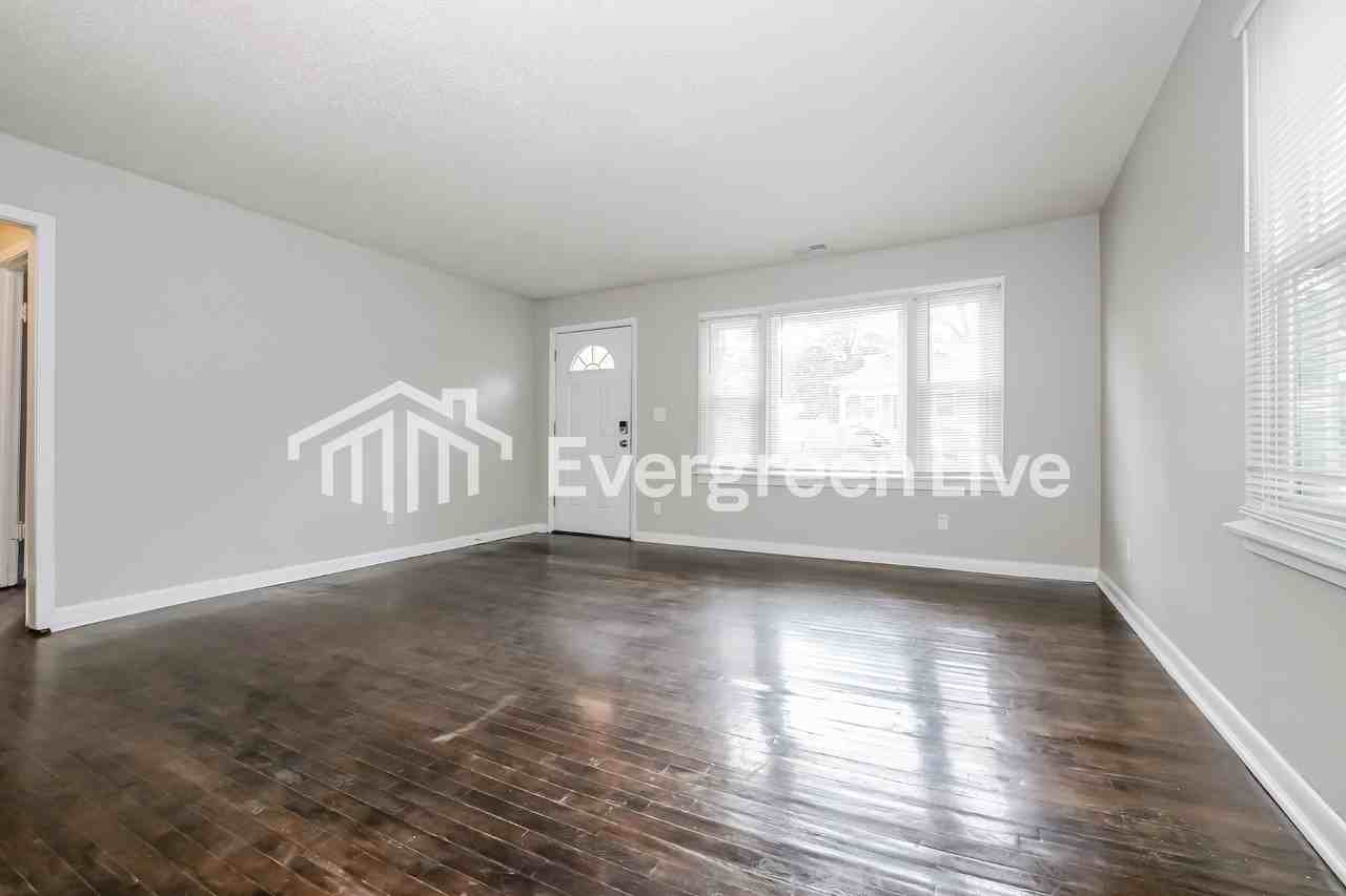 319 S Hocker Ave - Photo 4 of 16