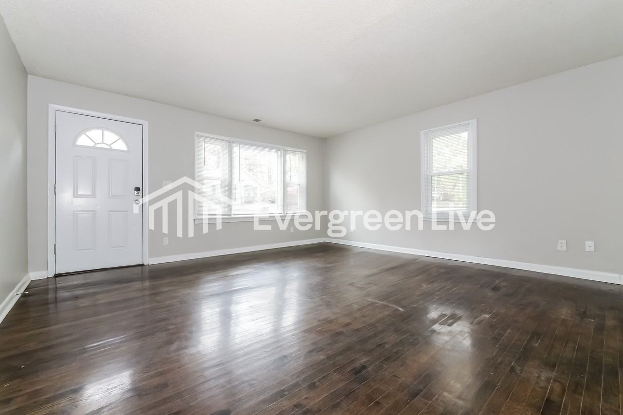 319 S Hocker Ave - Photo 5 of 16