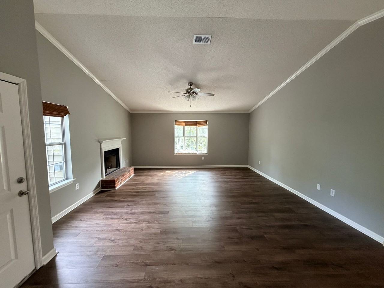 1921 Gornto Road - Photo 4 of 30