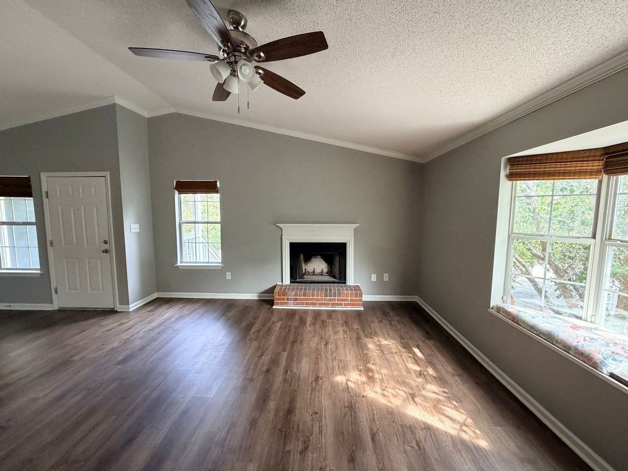 1921 Gornto Road - Photo 5 of 30