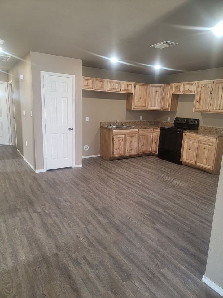 1903 E 1st St - Photo 3 of 10