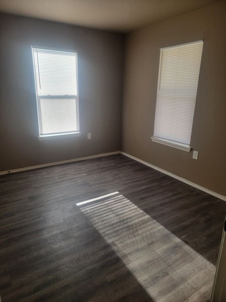 1903 E 1st St - Photo 5 of 10