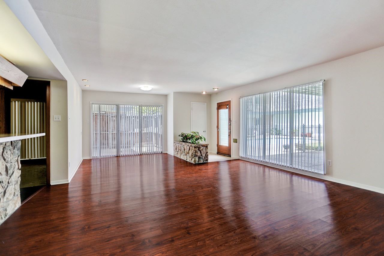 Roseland - Photo 2 of 21