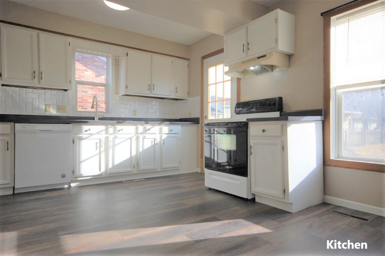 520 W 5th St - Photo 3 of 15