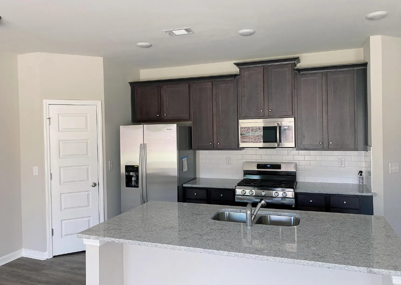 3737 Prospect Point Dr - Photo 4 of 8