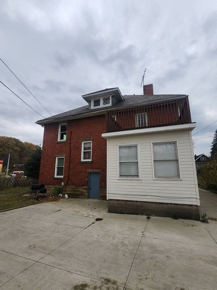 1571 Dille Rd - Photo 3 of 24