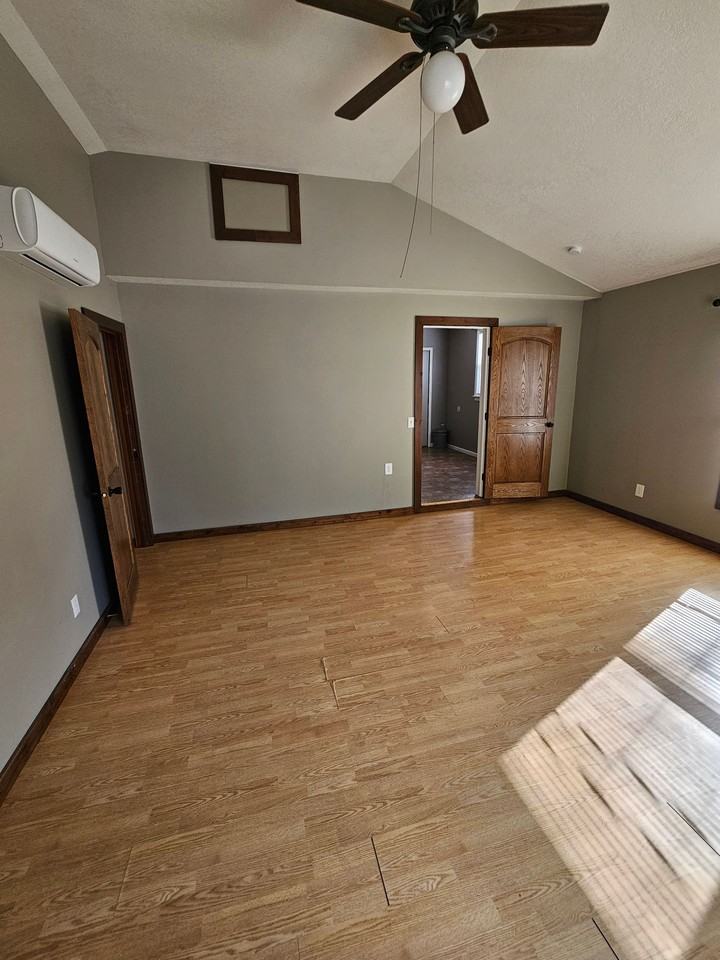 1118 N Adams St - Photo 4 of 13