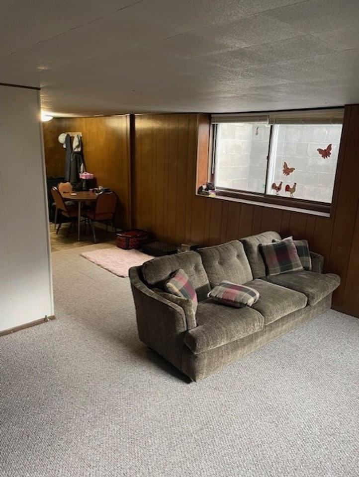 922 Broadway St - Photo 3 of 5