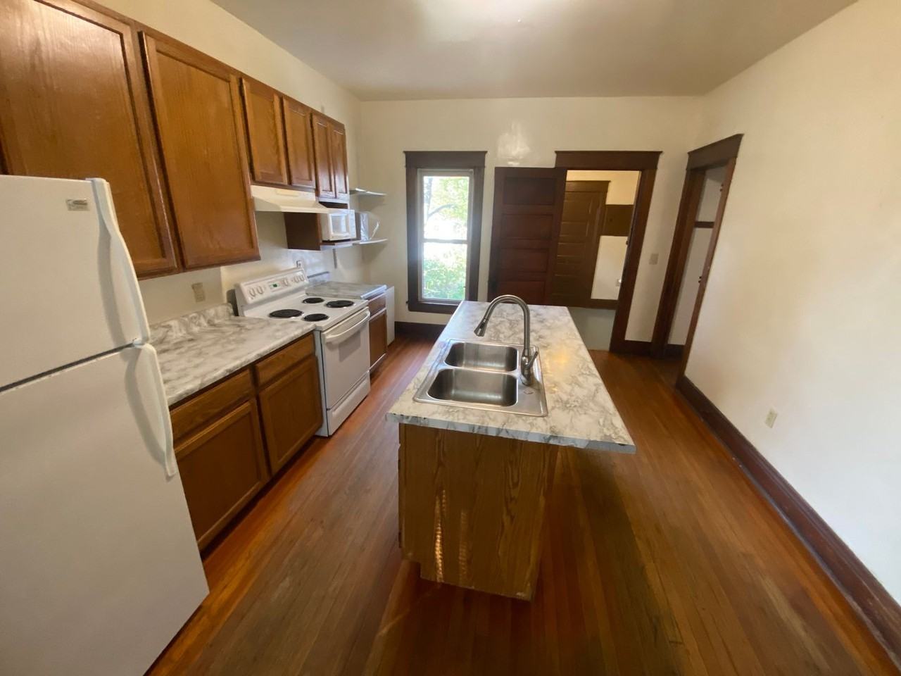 920 E St - Photo 5 of 29