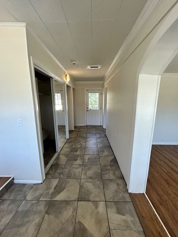 427 S Macarthur Ave - Photo 2 of 15