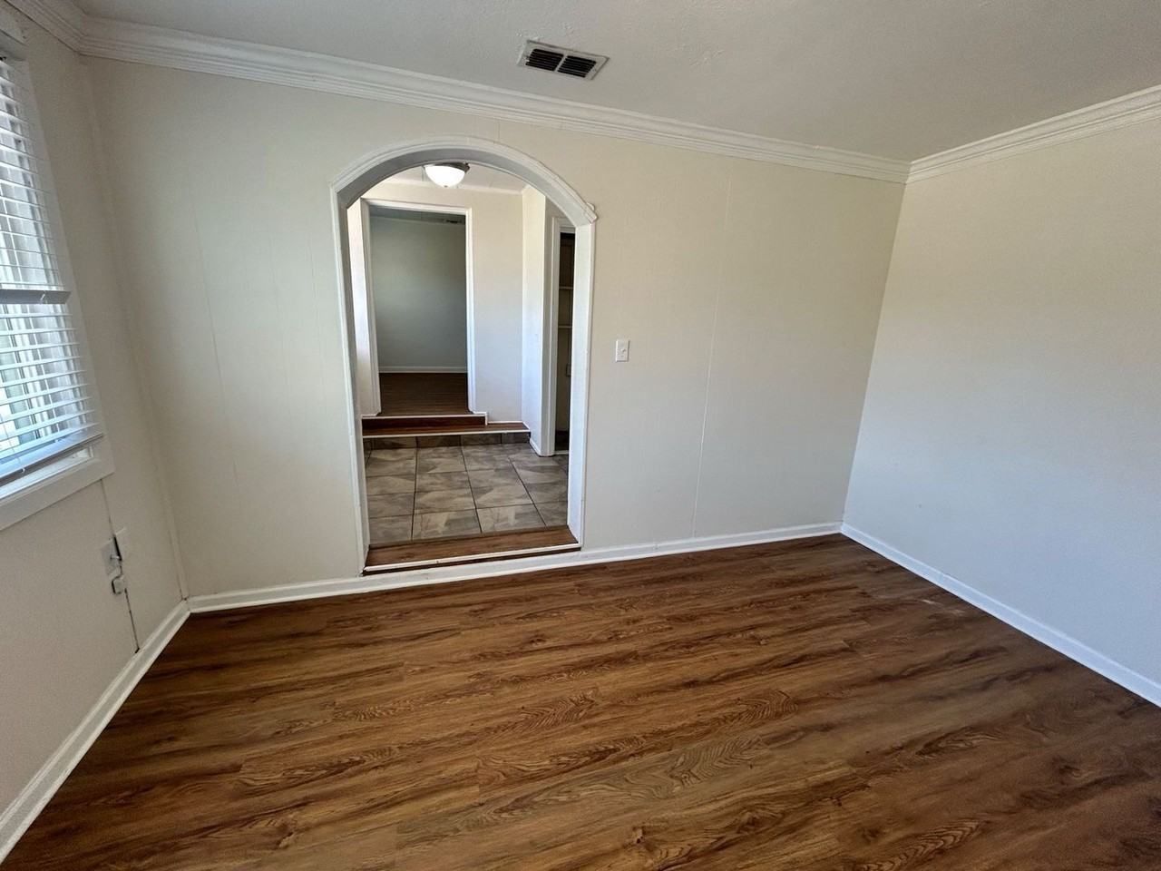 427 S Macarthur Ave - Photo 3 of 15