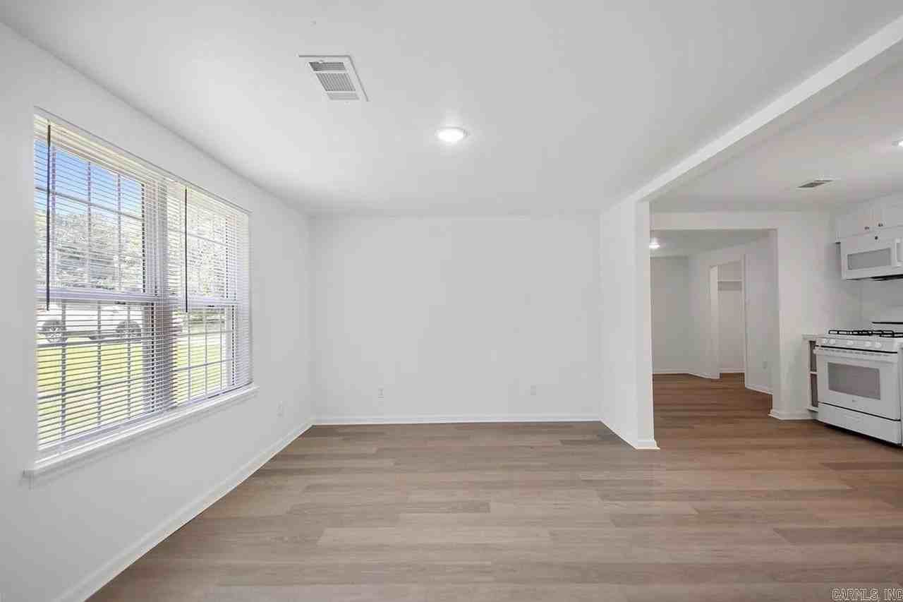 309 E Valentine Rd - Photo 3 of 20