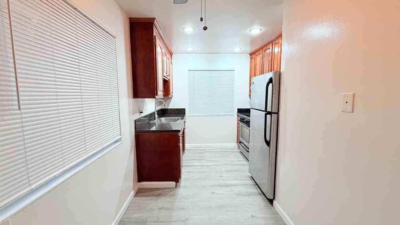 1370 Warburton Ave - Photo 5 of 10