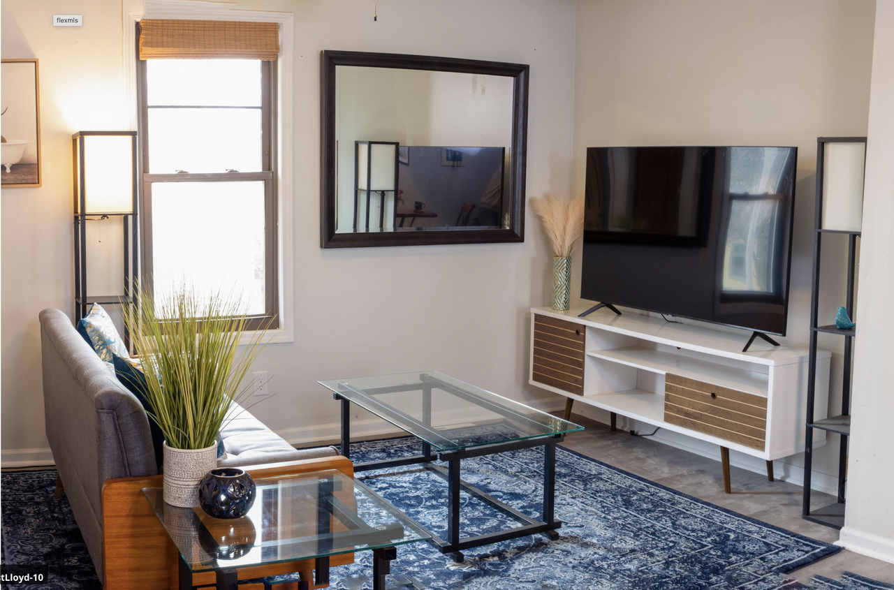 114 E Lloyd St - Photo 3 of 9