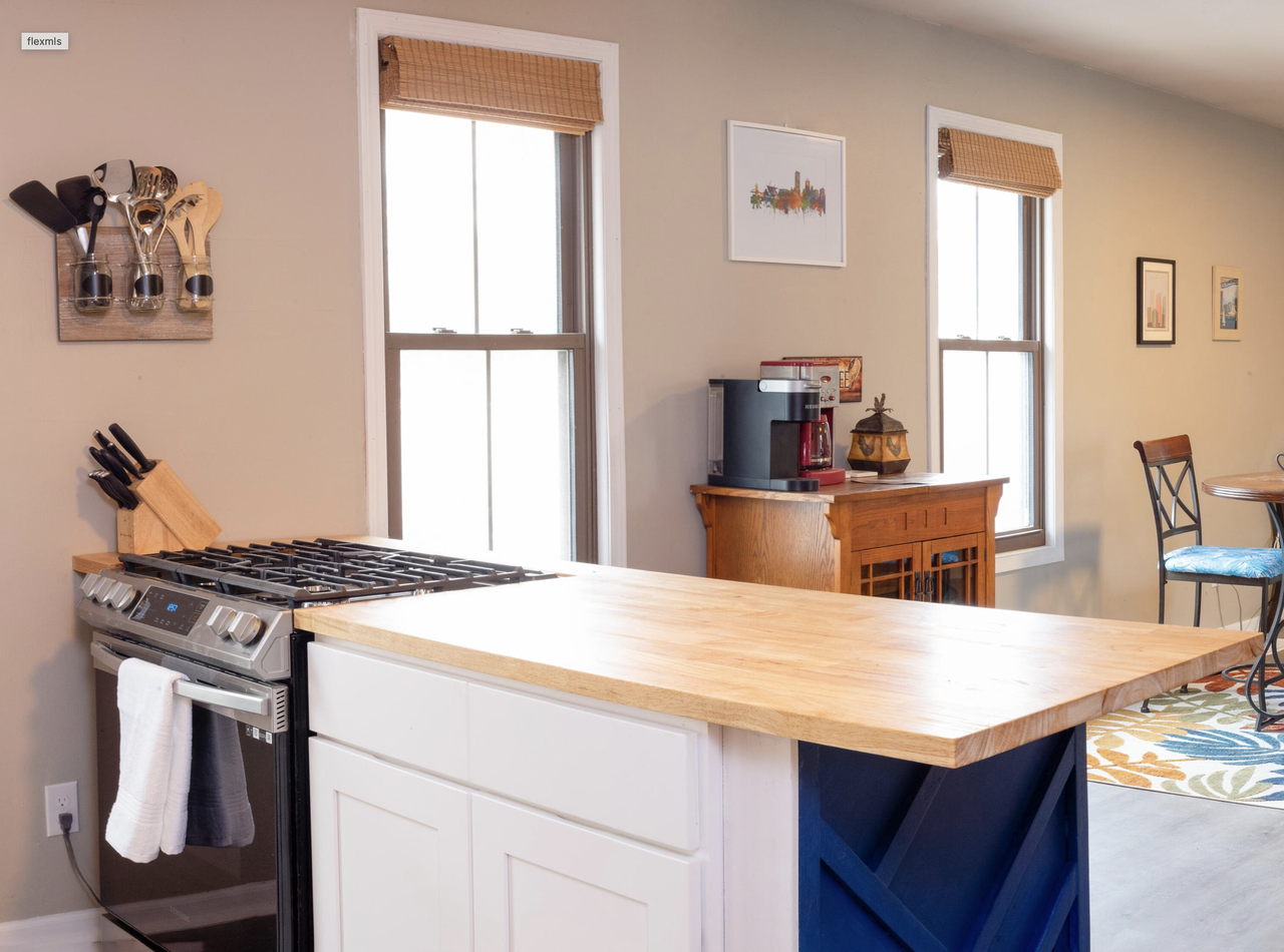 114 E Lloyd St - Photo 5 of 9