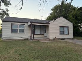 2607 N Poplar St - Photo 1 of 1