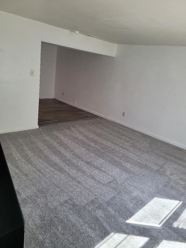 FLORENCE COVE TOWN HOUSES - Photo 4 of 10